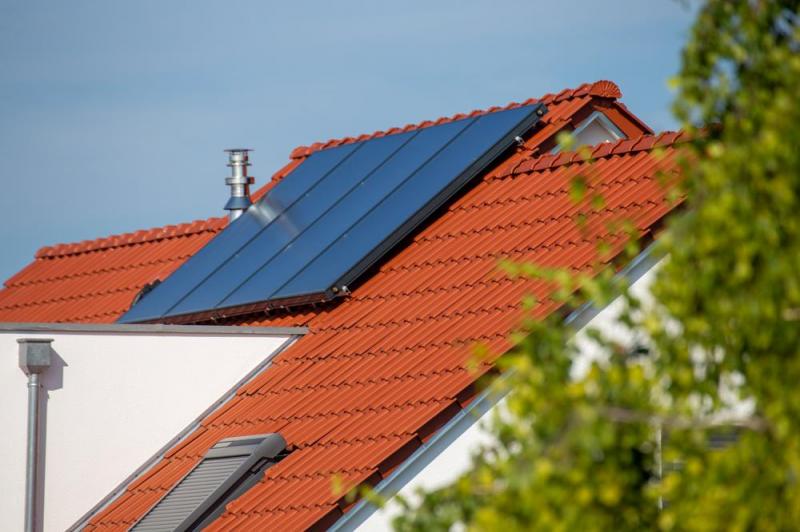 Les panneaux solaires thermiques produisent de l'eau chaude sans passer par l'&eacute;lectricit&eacute;