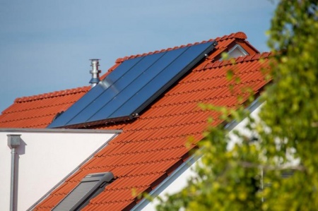 Les panneaux solaires thermiques produisent de l'eau chaude sans passer par l'&eacute;lectricit&eacute;